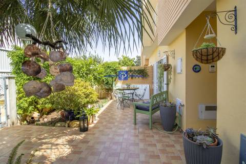 Moradia em Banda T3 a uma curta distância da Praia Nossa Srª da Rocha