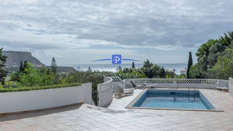 Moradia Tradicional com Piscina e Anexo Contemporâneo Deslumbrante, com espetacular vista mar