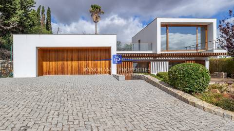 Moradia Tradicional com Piscina e Anexo Contemporâneo Deslumbrante, com espetacular vista mar