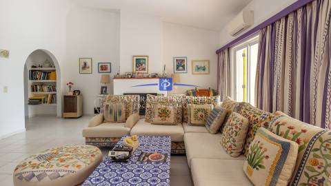 Moradia Tradicional com Piscina e Anexo Contemporâneo Deslumbrante, com espetacular vista mar