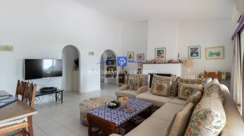 Moradia Tradicional com Piscina e Anexo Contemporâneo Deslumbrante, com espetacular vista mar