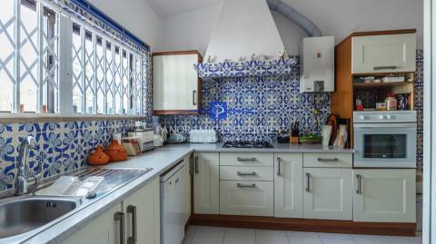 Moradia Tradicional com Piscina e Anexo Contemporâneo Deslumbrante, com espetacular vista mar