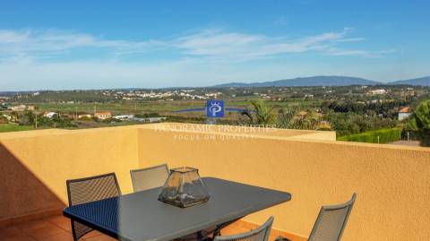 Moradia Única com 4+1 Quartos e Piscina em Grande Terreno, perto de Lagos