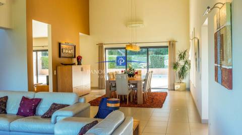 Moradia Única com 4+1 Quartos e Piscina em Grande Terreno, perto de Lagos