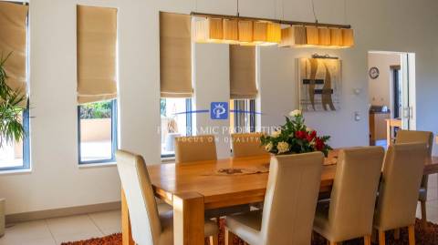 Moradia Única com 4+1 Quartos e Piscina em Grande Terreno, perto de Lagos