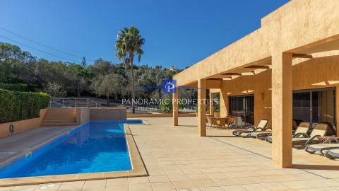 Moradia Única com 4+1 Quartos e Piscina em Grande Terreno, perto de Lagos