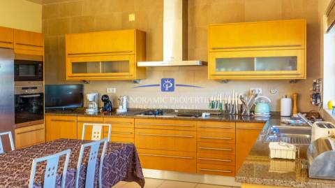 Moradia Única com 4+1 Quartos e Piscina em Grande Terreno, perto de Lagos