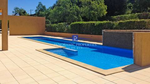 Moradia Única com 4+1 Quartos e Piscina em Grande Terreno, perto de Lagos