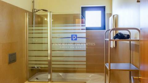 Moradia Única com 4+1 Quartos e Piscina em Grande Terreno, perto de Lagos