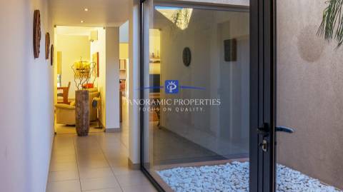 Moradia Única com 4+1 Quartos e Piscina em Grande Terreno, perto de Lagos