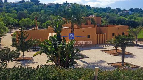 Moradia Única com 4+1 Quartos e Piscina em Grande Terreno, perto de Lagos