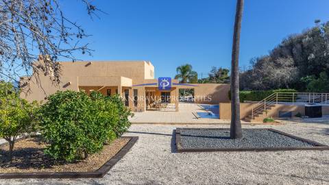 Moradia Única com 4+1 Quartos e Piscina em Grande Terreno, perto de Lagos