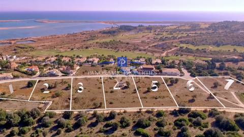 Lote urbano com licença de construção e projecto em localização perfeita com alguma vista mar,