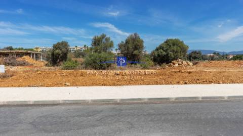 Lote urbano com licença de construção e projecto em localização perfeita com alguma vista mar,