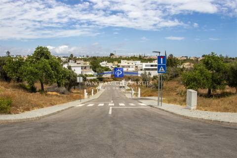 Lote de terreno para construção da sua moradia de sonho.