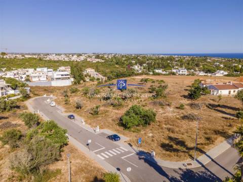 Fantástico lote de terreno com vista mar, idealmente situado junto à prestigiada  Presa da Moura