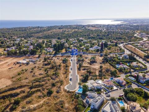 Fantástico lote de terreno com vista mar, idealmente situado junto à prestigiada  Presa da Moura