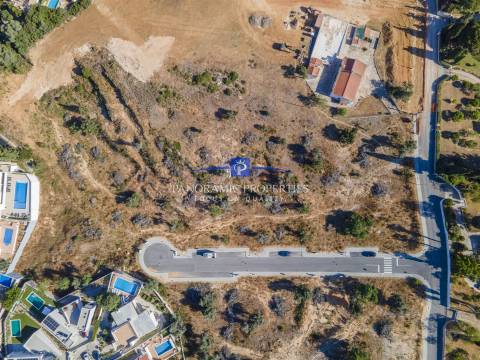 Fantástico lote de terreno com vista mar, idealmente situado junto à prestigiada  Presa da Moura