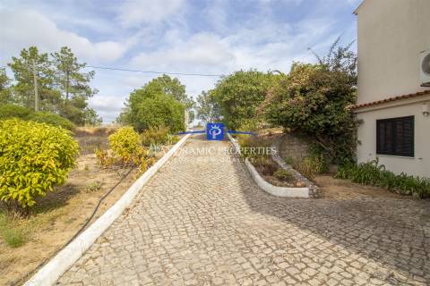 Excepcional moradia de 2 pisos independentes, implantada em terreno arborizado e vinhateiro.