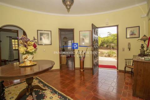 Excepcional moradia de 2 pisos independentes, implantada em terreno arborizado e vinhateiro.