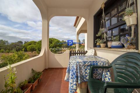 Excepcional moradia de 2 pisos independentes, implantada em terreno arborizado e vinhateiro.