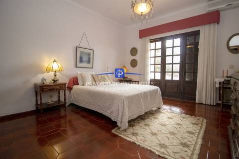 Excepcional moradia de 2 pisos independentes, implantada em terreno arborizado e vinhateiro.