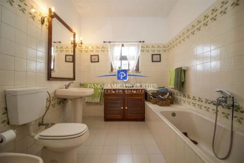 Excepcional moradia de 2 pisos independentes, implantada em terreno arborizado e vinhateiro.