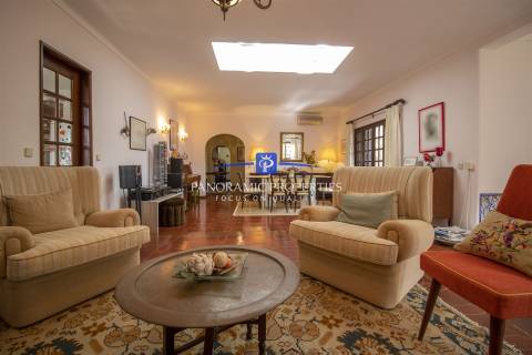 Excepcional moradia de 2 pisos independentes, implantada em terreno arborizado e vinhateiro.