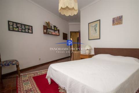 Excepcional moradia de 2 pisos independentes, implantada em terreno arborizado e vinhateiro.