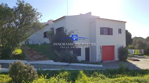 Excepcional moradia de 2 pisos independentes, implantada em terreno arborizado e vinhateiro.