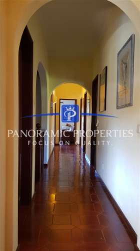 Excepcional moradia de 2 pisos independentes, implantada em terreno arborizado e vinhateiro.