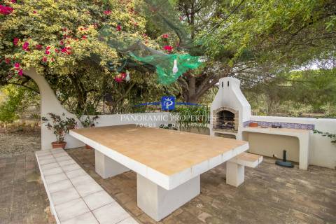 Excepcional moradia de 2 pisos independentes, implantada em terreno arborizado e vinhateiro.