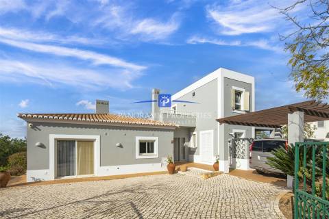 Excelente moradia moderna com excepcional vistas do campo de golfe