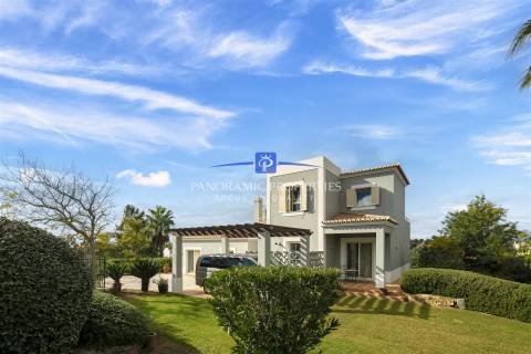 Excelente moradia moderna com excepcional vistas do campo de golfe