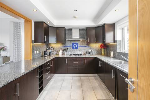 Excelente moradia moderna com excepcional vistas do campo de golfe