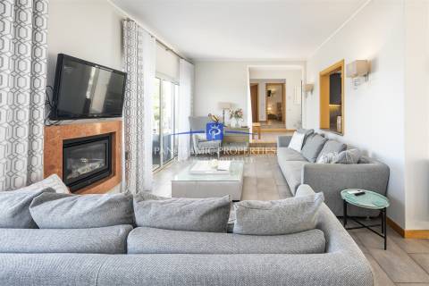 Excelente moradia moderna com excepcional vistas do campo de golfe