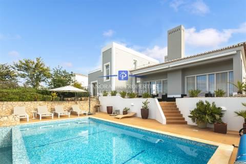 Excelente moradia moderna com excepcional vistas do campo de golfe