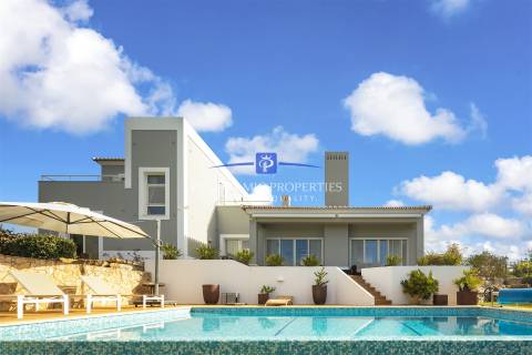 Excelente moradia moderna com excepcional vistas do campo de golfe