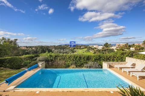 Excelente moradia moderna com excepcional vistas do campo de golfe