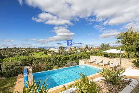 Excelente moradia moderna com excepcional vistas do campo de golfe