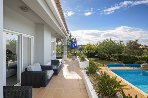 Excelente moradia moderna com excepcional vistas do campo de golfe