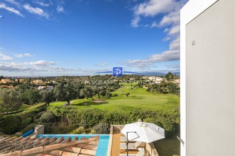 Excelente moradia moderna com excepcional vistas do campo de golfe