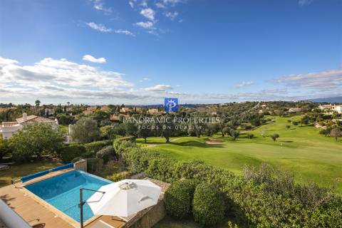 Excelente moradia moderna com excepcional vistas do campo de golfe