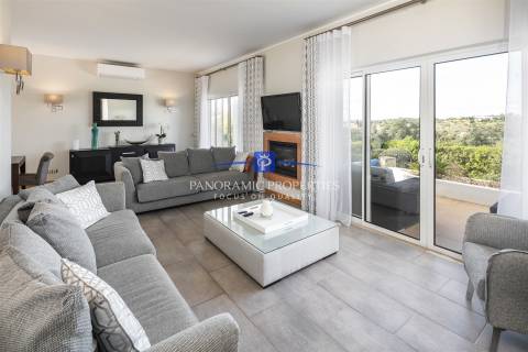 Excelente moradia moderna com excepcional vistas do campo de golfe