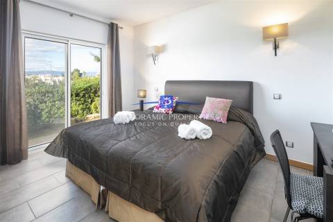 Excelente moradia moderna com excepcional vistas do campo de golfe