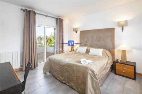 Excelente moradia moderna com excepcional vistas do campo de golfe