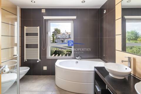 Excelente moradia moderna com excepcional vistas do campo de golfe