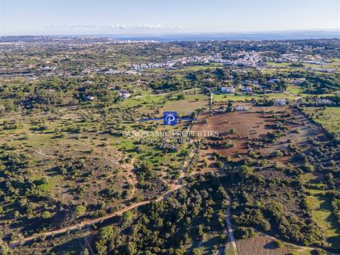 EXCLUSIVO! Amplo terreno com ruínas e vistas deslumbrantes para a Serra de Monchique!