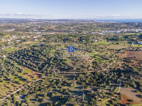 EXCLUSIVO! Amplo terreno com ruínas e vistas deslumbrantes para a Serra de Monchique!
