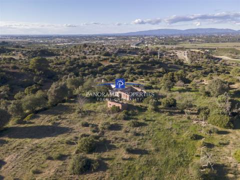 EXCLUSIVO! Amplo terreno com ruínas e vistas deslumbrantes para a Serra de Monchique!